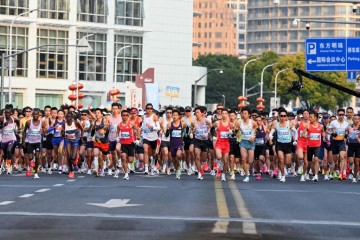 魔都眼｜世界跑者大聚会！上海半马吸引60多个国家和地区的选手
