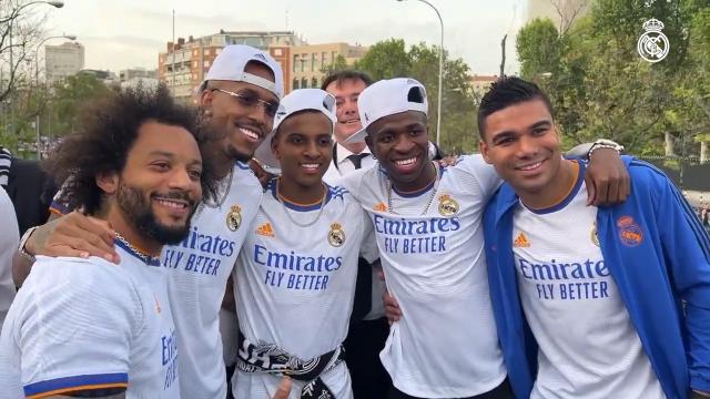 1651399988980039984.jpg INSIDE Real Madrid's BUS CELEBRATIONS LaLiga champions!-0004.jpg